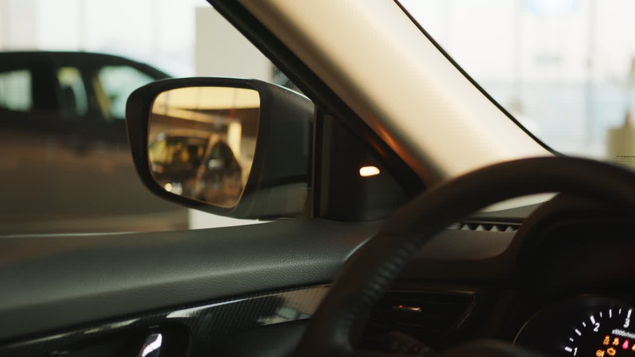 concepto de seguridad del conductor. el icono de la lámpara de advertencia del sistema de monitoreo de punto ciego en el espejo lateral de un vehículo moderno. sistema de monitorización de zona muerta automotriz. sistema bsm