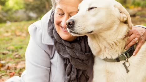 Glückliche-Kaukasische-Seniorin-Umarmt-Golden-Retriever-Hund-Im-Park