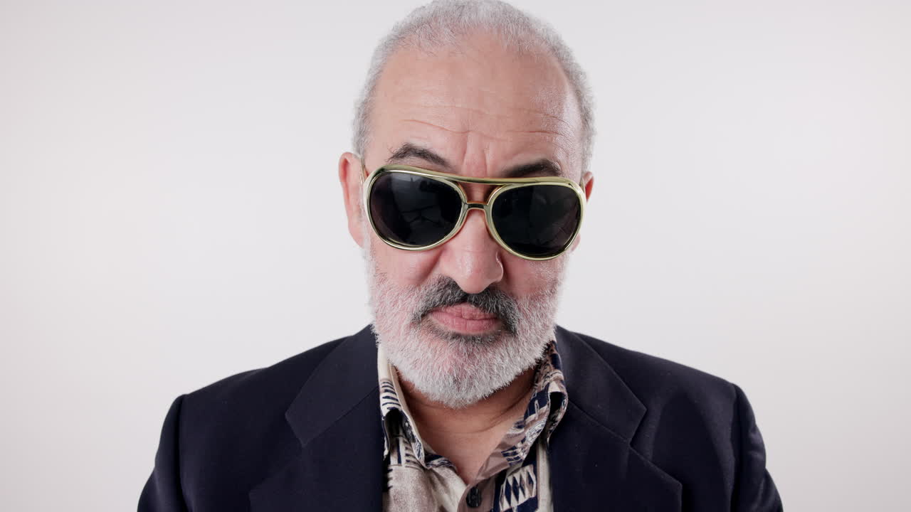 El hombre con gafas de sol