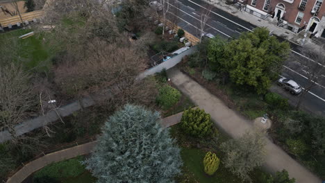 Vista-De-Drones-Alrededor-Del-área-Del-Parque-Merrion-Square-En-El-Lado-Sur-De-La-Ciudad-De-Dublín,-Irlanda