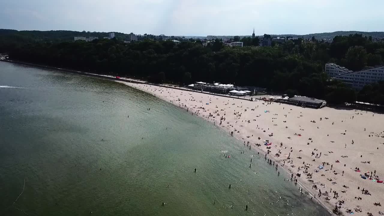 탁 트인 전망을 감상할 수 있는 해변 위로 비행