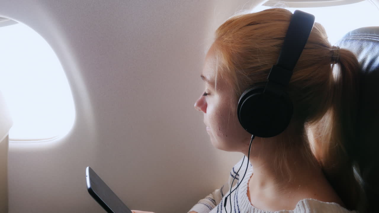 젊은 매력적인 여자가 비행기 3에서 날고있다