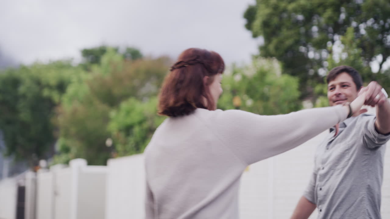 한 부부가 이웃에서 산책을 하고 있습니다.