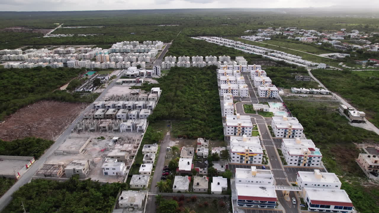 vuelo aéreo sobre nuevos apartamentos llamados residencial selene v y condominios mar de plata en punta cana