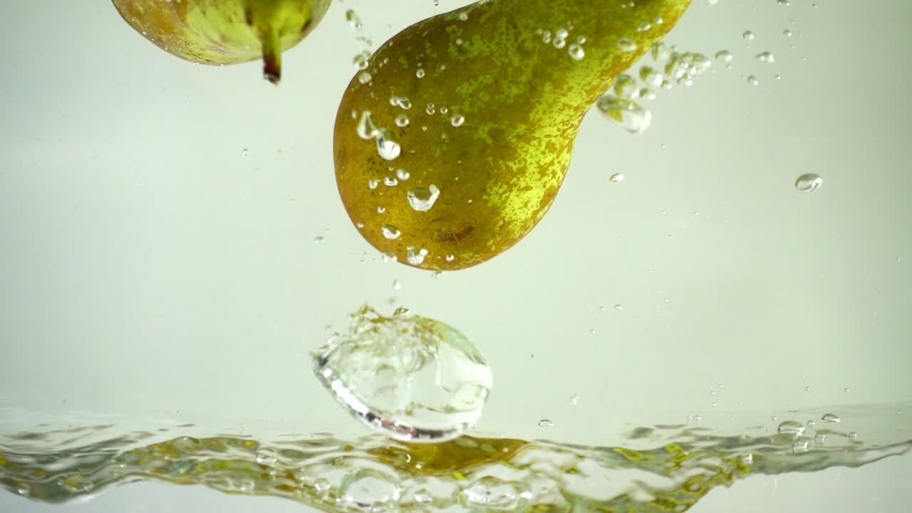 Pere in acqua. Movimento rallentato