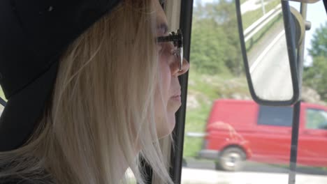 feliz sonriente mujer adulta conduciendo en viaje por carretera de cerca