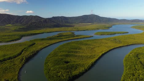 delta del río daintree serpenteando a través de la selva tropical, botes en el agua, vista aérea