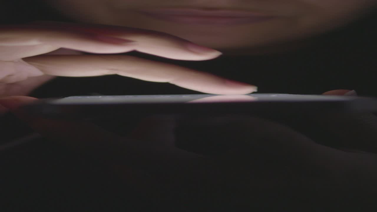 밤에 스마트폰을 사용하는 사람