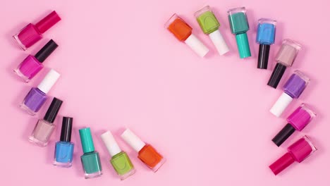 el concepto creativo de manicura de las botellas de esmalte de uñas aparece sobre un fondo rosa pastel.
