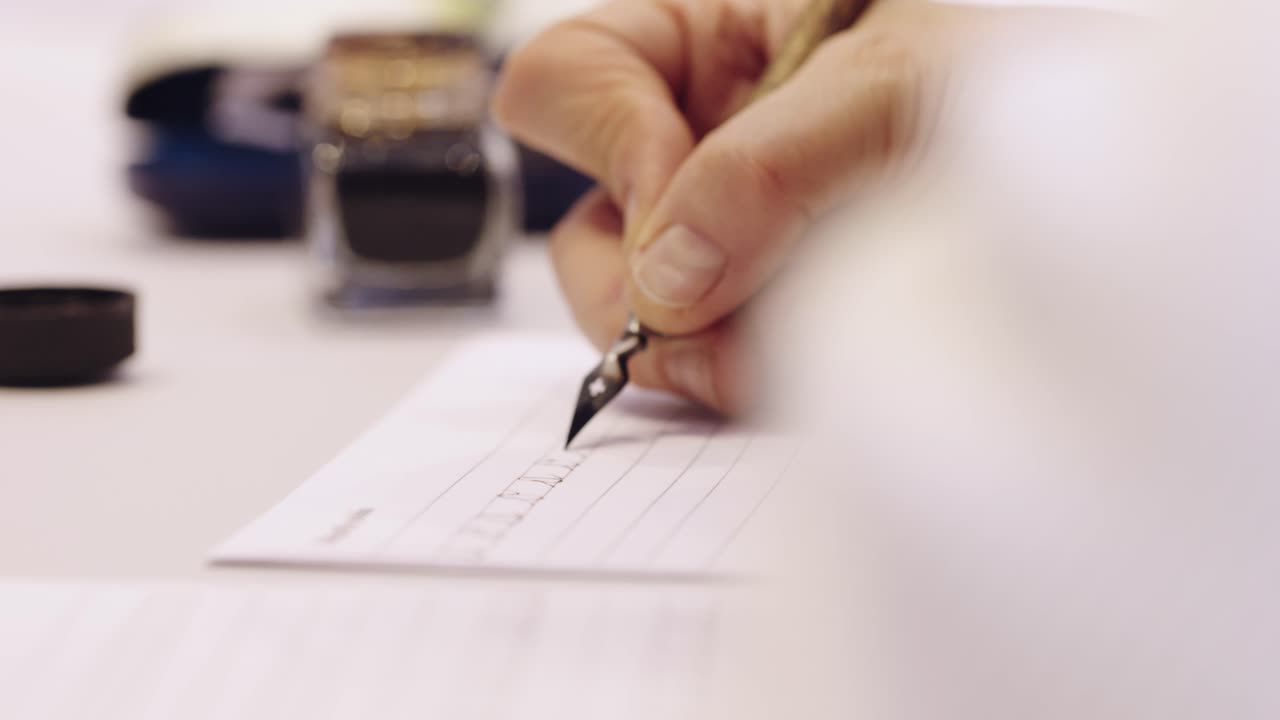 escritura a mano con pluma de tinta negra de la vieja escuela en una hoja blanca de papel