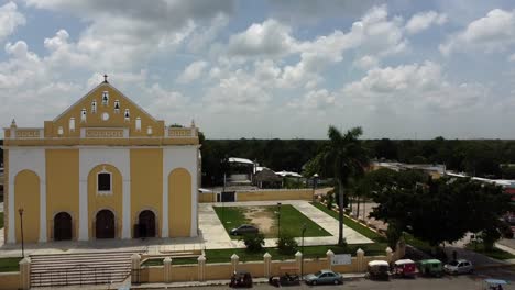 toma aérea de una iglesia en un pequeño pueblo de méxico