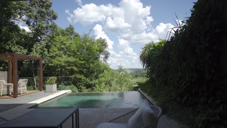 una piscina con una cubierta de madera y área de patio de un hotel de lujo