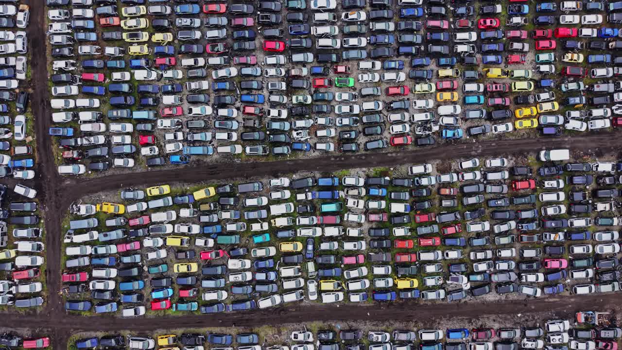 Mange biler parkeret på en losseplads i løbet af dagen i en by