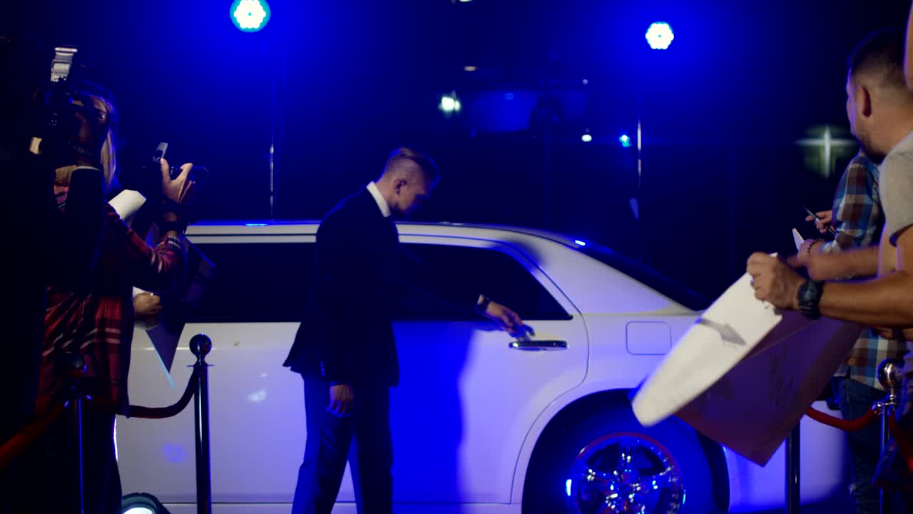 록 밴드가 레드 카을 고 있습니다.