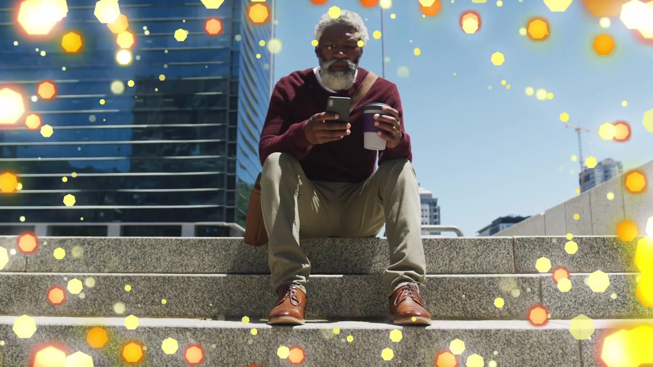 Uomo che tocca lo smartphone su gradini di pietra mentre tiene una tazza di caffè, creando una sovrapposizione bokeh per una demo tecnologica.