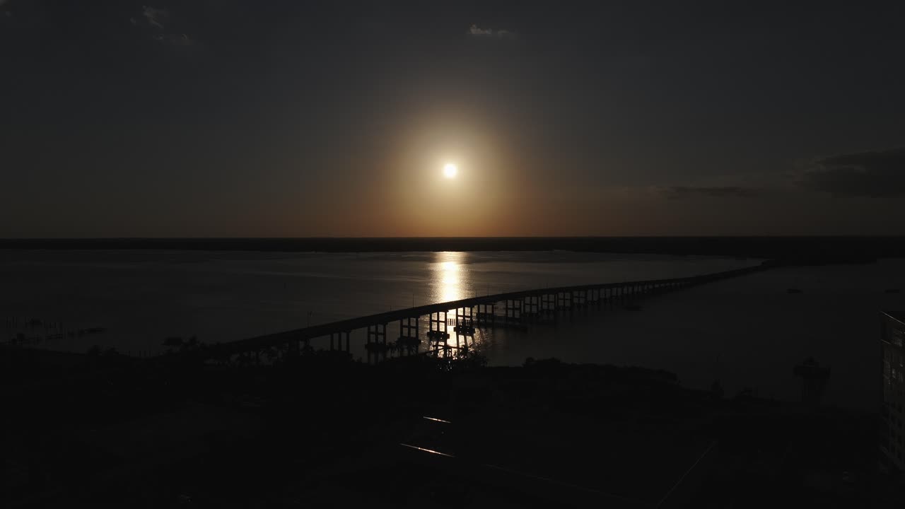 Auringonlasku Caloosahatchee-joen yllä lähellä Fort Myersiä, Floridaa.