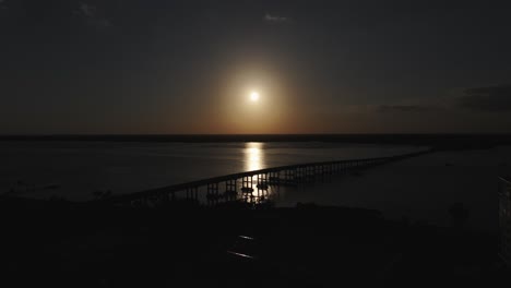 la puesta de sol sobre el río caloosahatchee cerca de ft myers florida