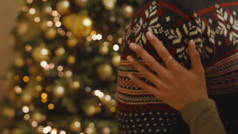 Pareja-Bailando-En-La-Fiesta-De-Navidad