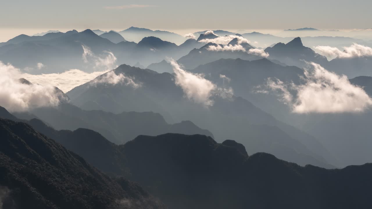 새벽에 안개가 가득한 산맥