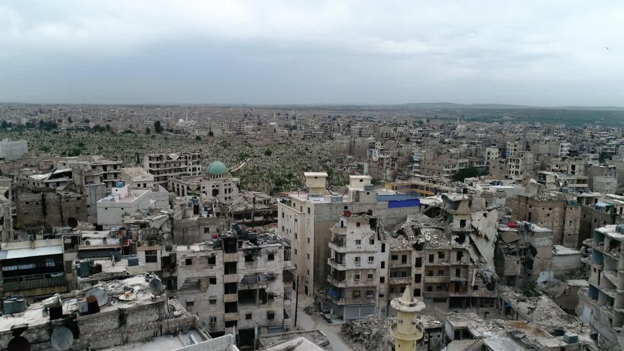 la hermosa ciudad siria de alepo en el aire. algunos de los edificios todavía están en ruinas después de la guerra civil hace 10 años - avión no tripulado volando sobre la ciudad 4k