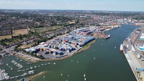 Puerto-De-Contenedores-De-Ipswich-Marina-Y-Ciudad-De-Suffolk-Reino-Unido-Drone-Vista-Aérea