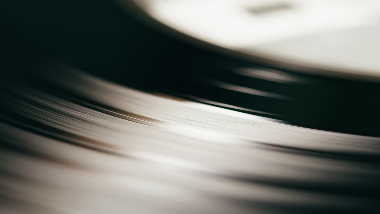 Scatto macro in primo piano di un disco in vinile in rotazione