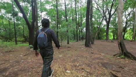 Un-Niño-Está-Caminando-Para-Disfrutar-De-La-Naturaleza-En-La-Vista-Lateral-Trasera-Del-Bosque