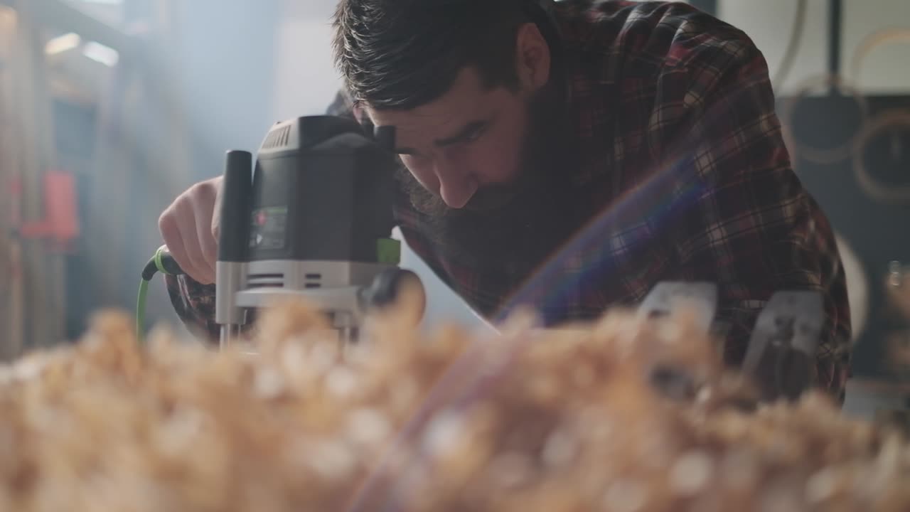 carpintero aserrando madera en el taller de moody