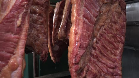 salchichas proceso de carne producción en fábrica hecho a mano ahumado hervido envoltura carne picada especias