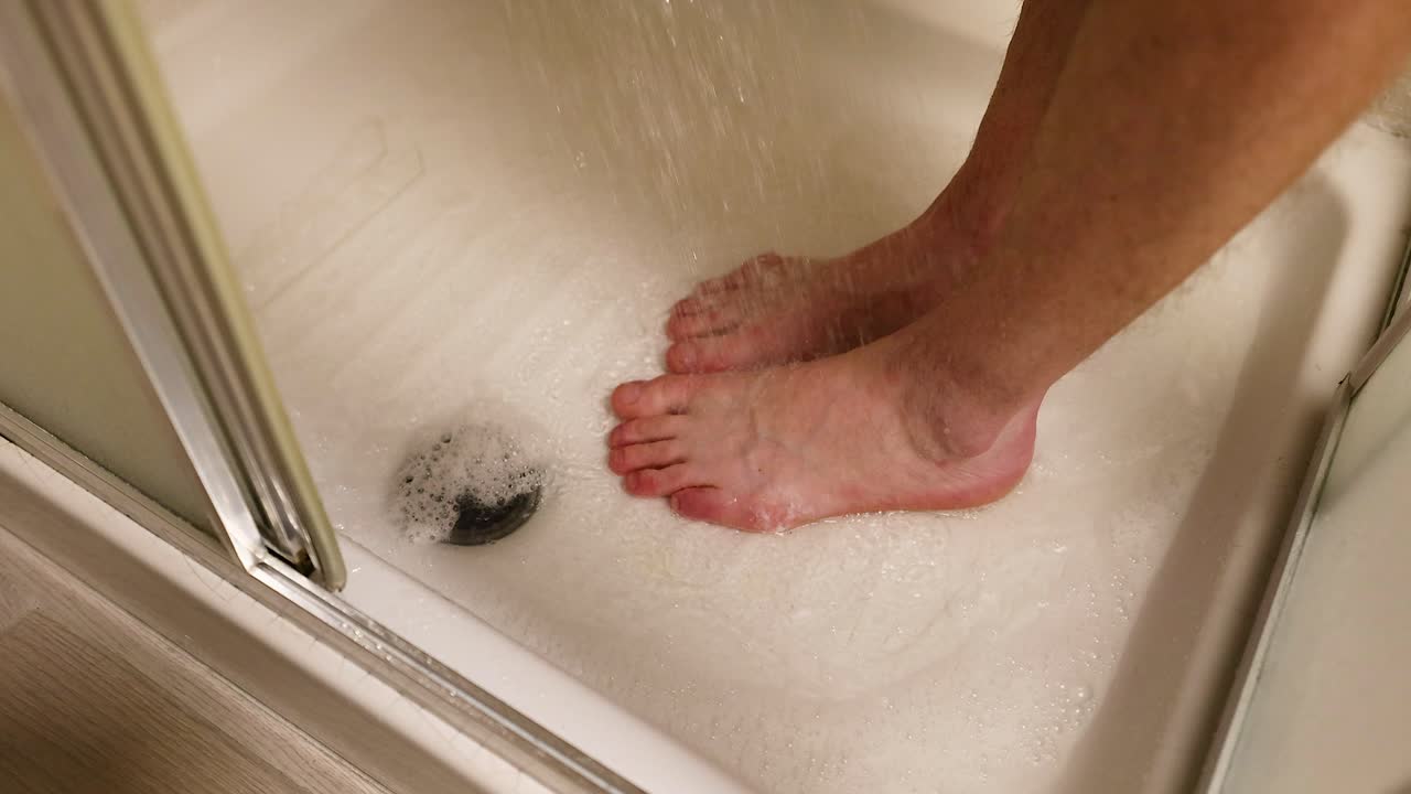 persona lavando los pies en una ducha