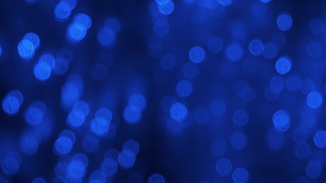 Zoom. Sfondo natalizio sfocato, luci bokeh blu