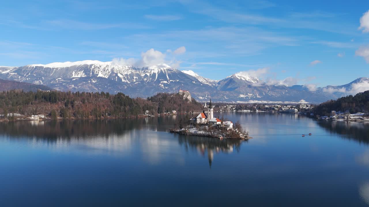 Vista aerea panoramica del Lago di Bled e della piccola isola nelle Alpi Giulie della Slovenia