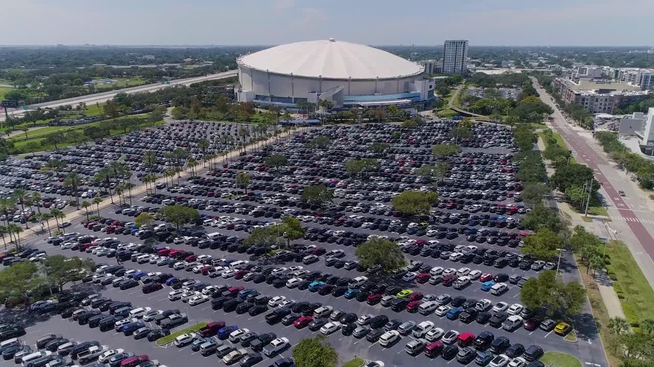 vídeo de drones aéreos 4k de tropicana field y estacionamiento completo en el centro de st.