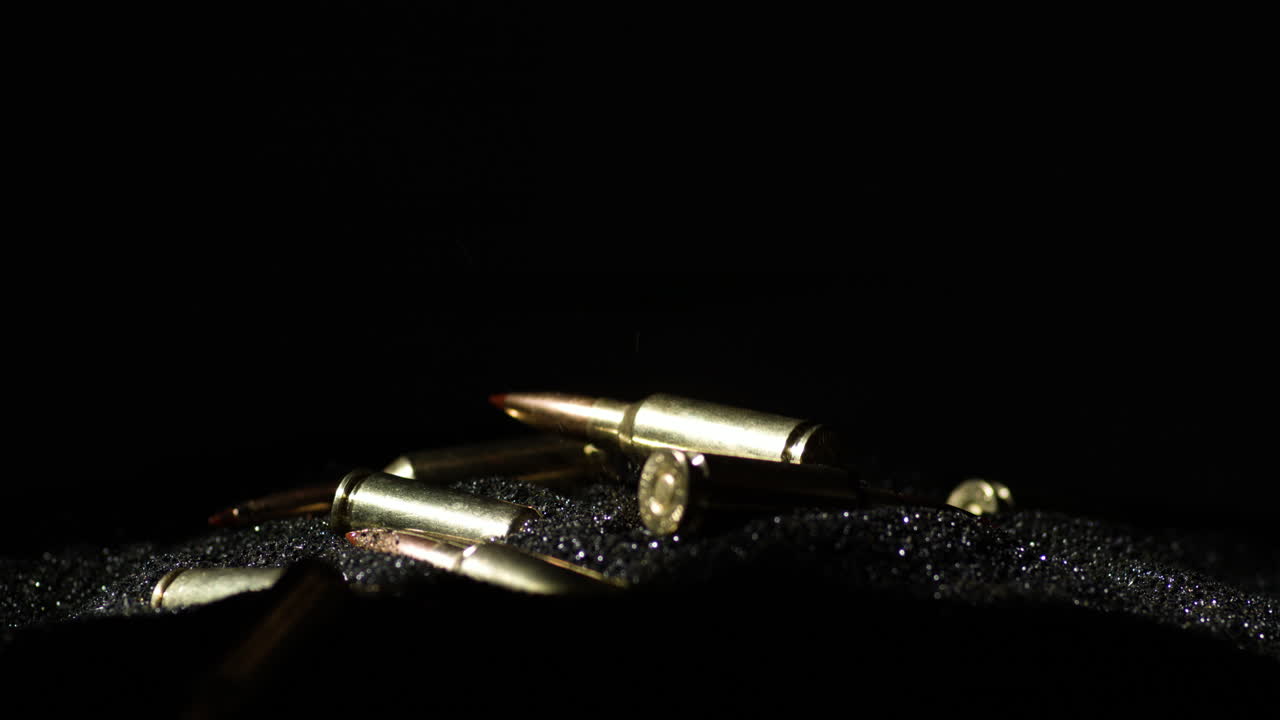 las balas de arco de 6 mm de punta roja caen en granos de bala, aislados en fondo negro