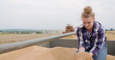 Weizenkörner-In-Bauernhänden-Landwirtschaft-12