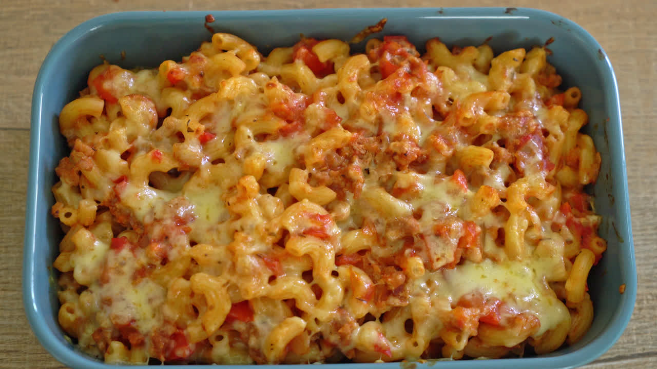 maccheroni al forno fatti in casa alla bolognese con formaggio - stile italiano