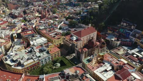 Vista-Aerea-Del-Teatro-Juarez,-Pan-Hacia-Abajo