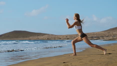 mujer de fitness haciendo ejercicios de estocada para glúteos y músculos de las piernas entrenamiento de músculos centrales, equilibrio, cardio y estabilidad. niña activa haciendo ejercicio de estocada de una pierna hacia adelante