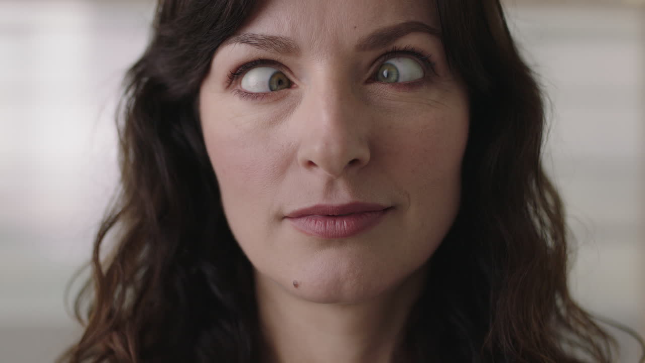 retrato en primer plano de una hermosa joven mujer de negocios haciendo caras mirando a la cámara riendo feliz disfrutando de una diversión loca y tonta