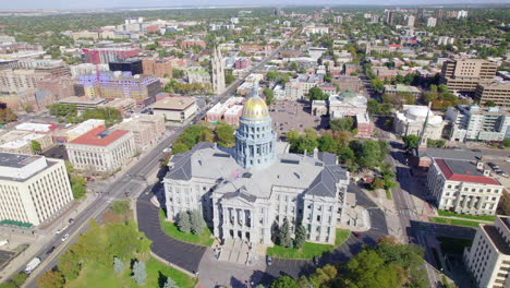 drones aéreos en órbita alrededor del edificio del capitolio del estado de colorado