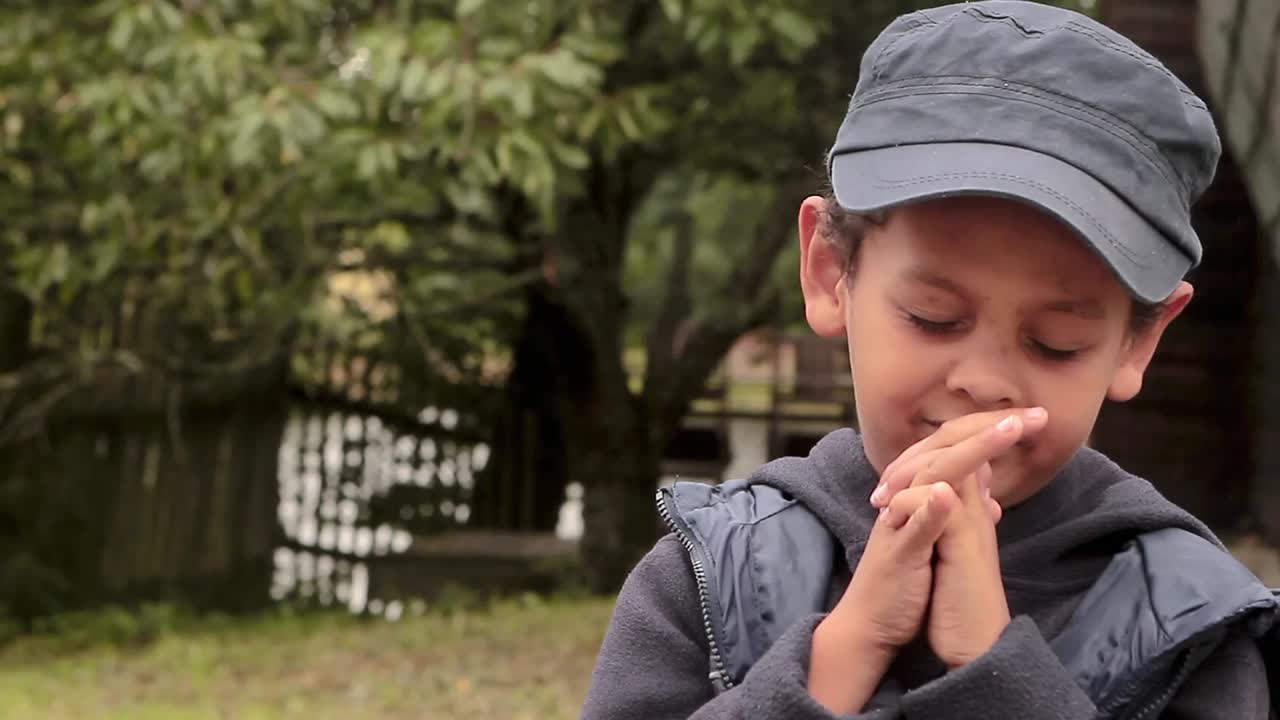 두 손을 모아 신에게 기도하는 어린 소년 스톡 푸티지-1