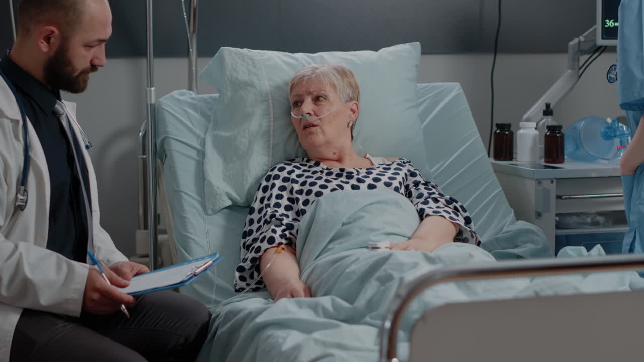 Paziente anziano con malattia che discute il trattamento con il medico