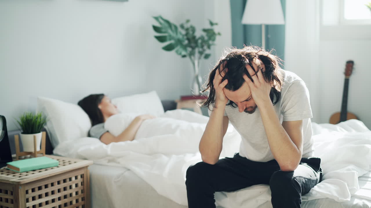 부부가 침실에서 논쟁을 벌이고 있다