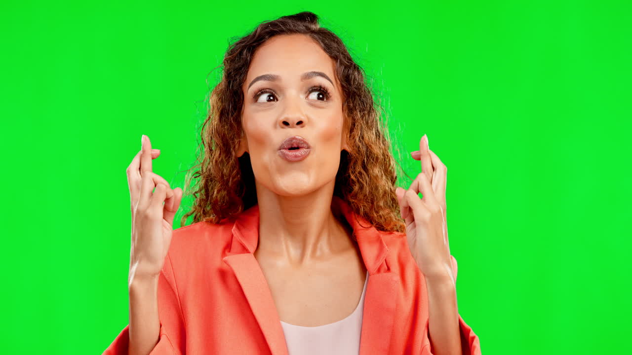 esperanza, dedos cruzados y rostro de mujer