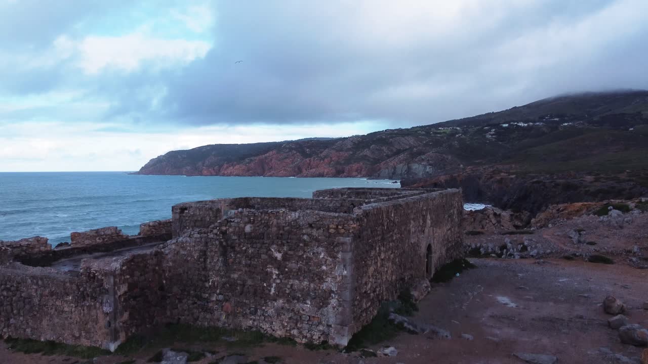 43 из 10 - 4k кадры с дрона самых красивых мест на побережье лиссабона - форт гиншу gps: 38