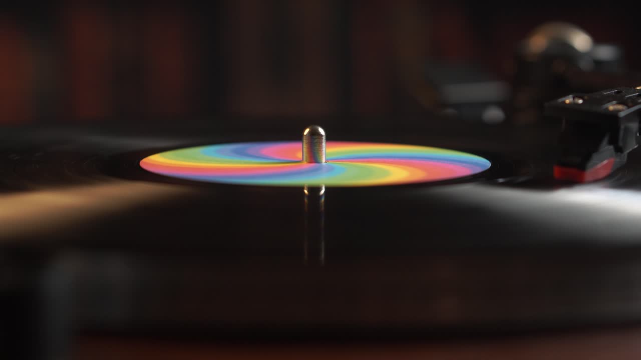 Primo piano di un disco in vinile con riproduzione di sticker arcobaleno