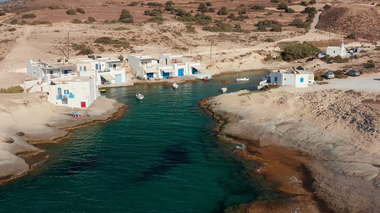 casa local de pescador aéreo estático airbnb en la isla de milos, grecia