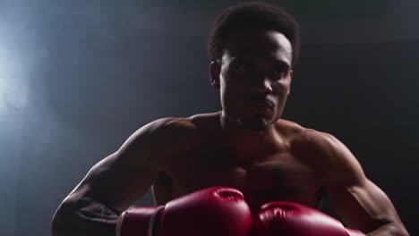 un boxeador en el ring preparándose para lanzar un puñetazo