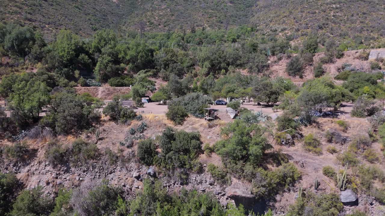 Maipo Nehri kenarında açık havada yaşam, Cajón del Maipo, Metropol Bölgesi, Şili.