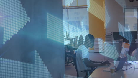 animación gráfica de flecha sobre el hombre trabajando en la computadora en la oficina moderna